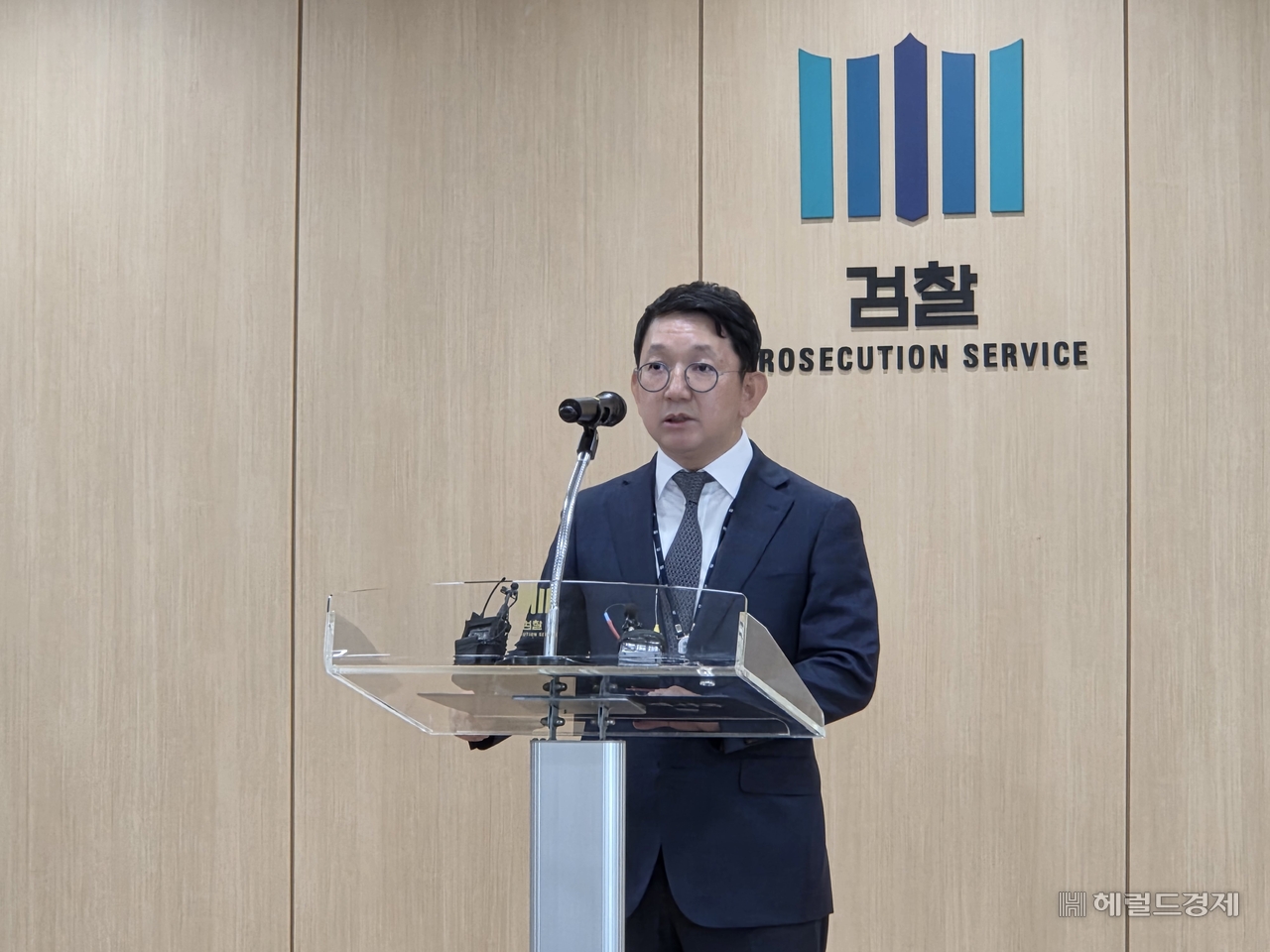 이정호 서울동부지방검찰청 형사6부 부장검사가 4일 오전 서울 송파구 동부지검에서 열린 검거 브리핑에서 사건을 설명하고 있다. 이영기 기자