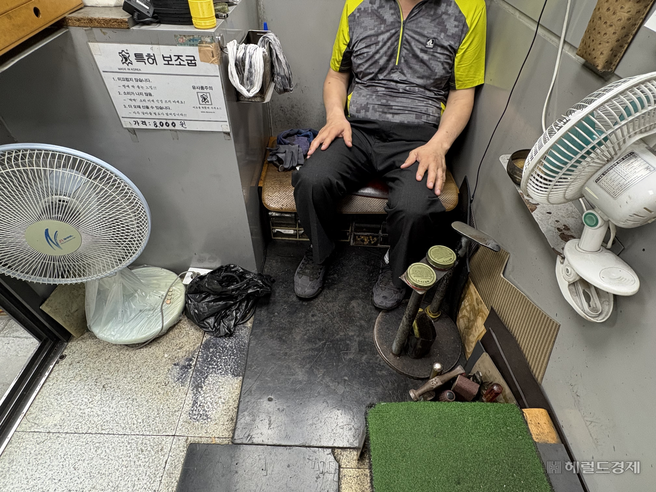 4일 오전 9시께 서울 강남구 역삼동 일대의 컨테이너구두수선집 내부의 모습. 선풍기 2대가 있지만 비좁은 공간이 매우 더웠다. 정주원 기자