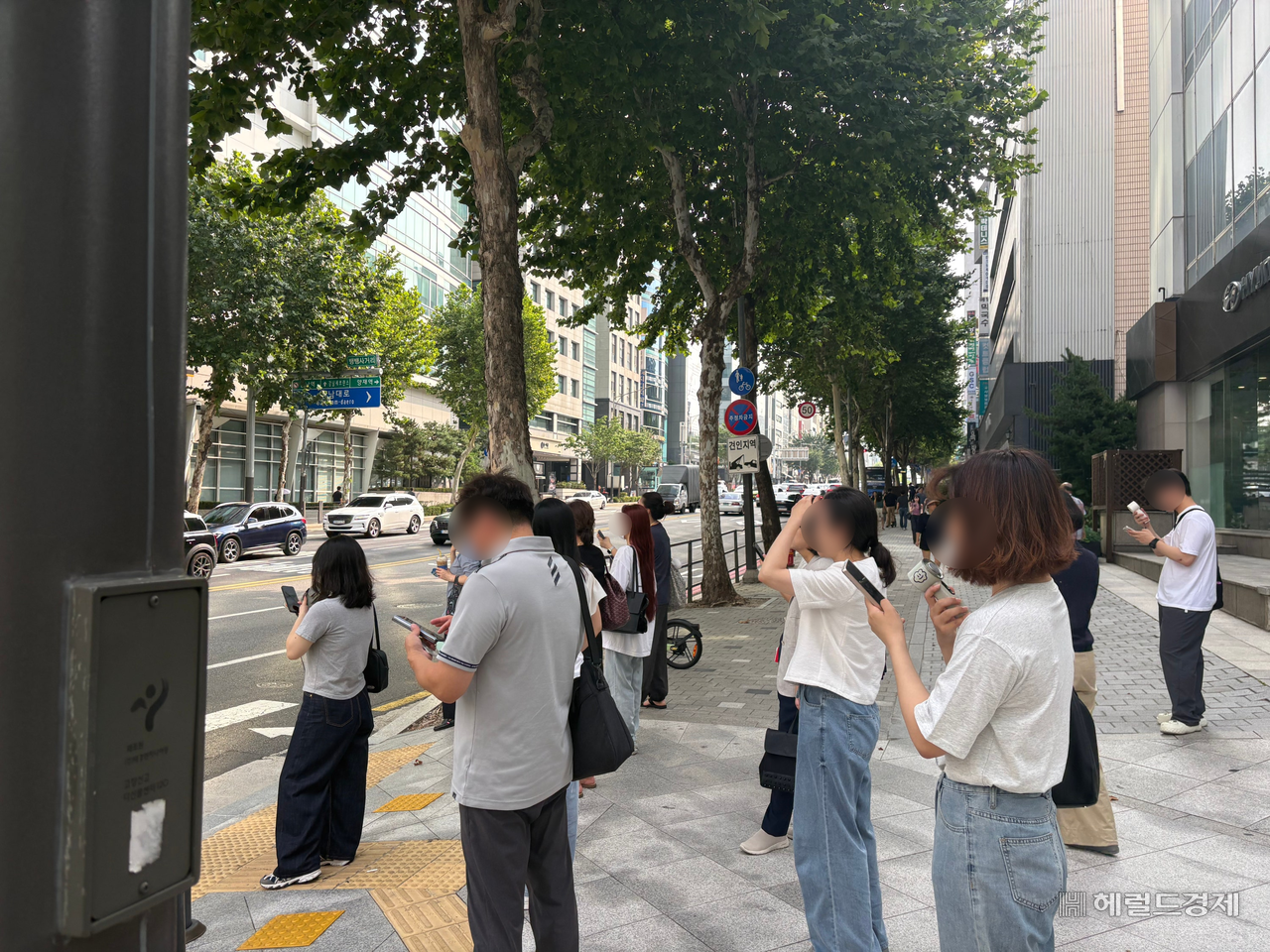 4일 오전 8시30분께 서울 강남구 뱅뱅사거리 일대의 출근길 시민들. 손풍기를 얼굴이 대고 땀을 닦아내는 모습이다. 정주원 기자