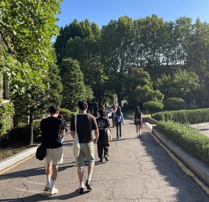 Why more young Koreans are delaying college graduation