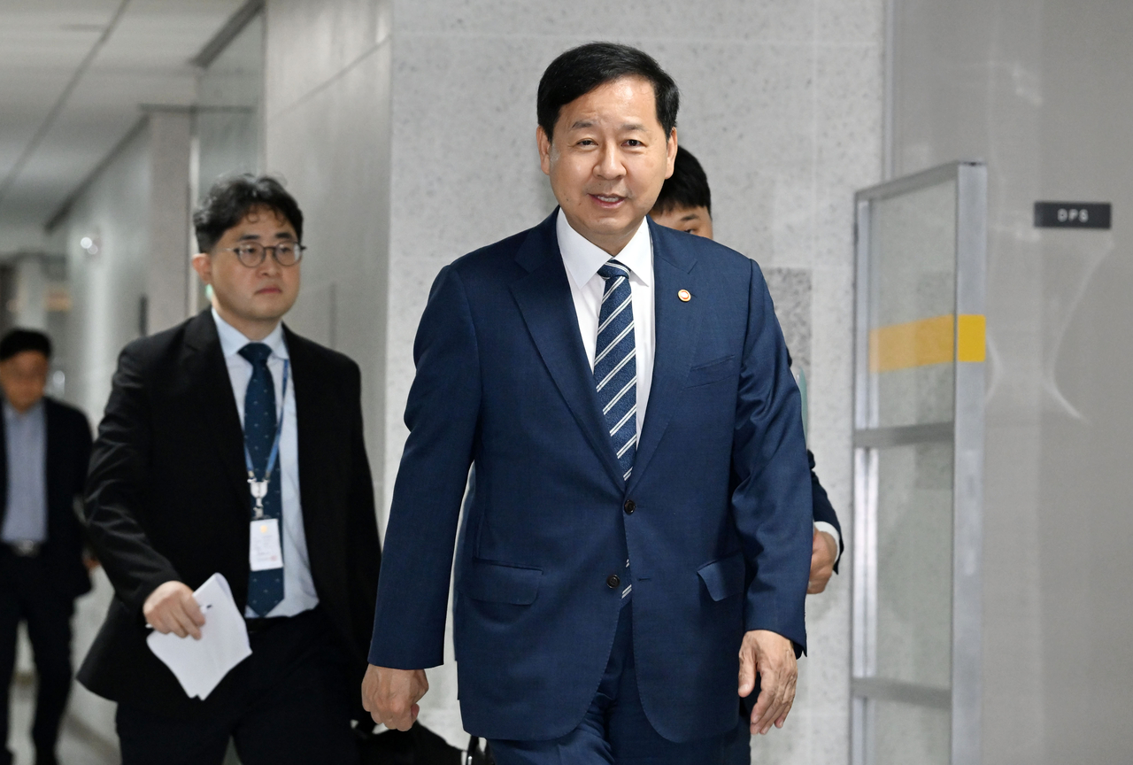 Deputy Prime Minister and Minister of Economy and Finance Koo Yun-cheol attends a closed-door ruling party-government meeting on tax reform at the National Assembly building in Yeouido, Seoul, on Thursday.