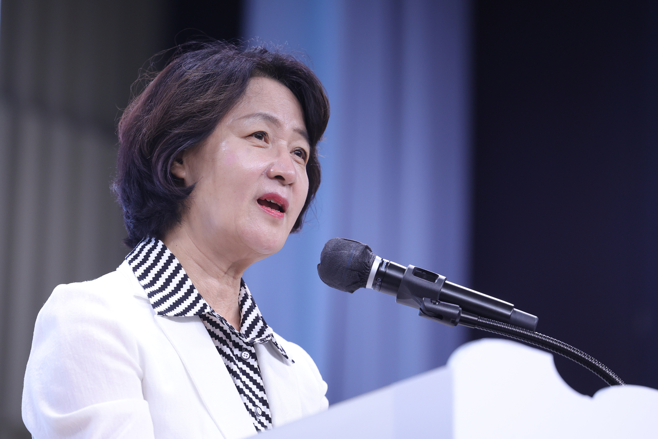 추미애 경기도지사가 지난달 31일 오후 경기 의정부시 경기도 북부청사에서 열린 경기도민 자녀 장학증서 교부식에서 축사하고 있다.