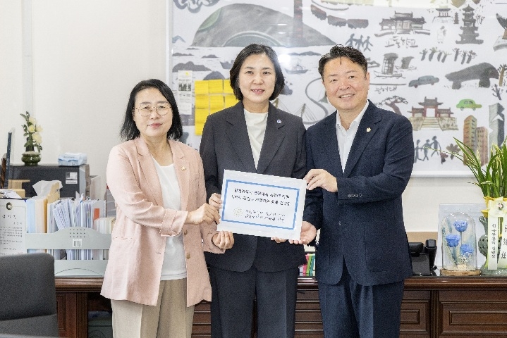 인천 서해구의회 고선희 의장<좌측>과 검단구의회 김남원 의장<우측>이 남영희  인천시 정무부시장<중앙>에게 재정 지원을 위한 공동 건의문을 전달하고 있다. [서해구의회 제공]