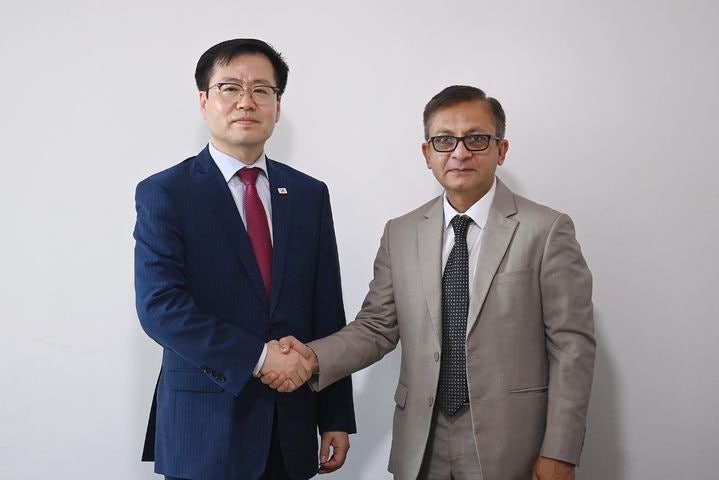 South Korean Trade Minister Yeo Han-koo (left) shakes hands with Bangladeshi Commerce Minister Khandaker Abdul Muktadir before their meeting on the sidelines of the World Trade Organization’s Ministerial Conference in Yaounde, Cameroon, on March 28. (Ministry of Trade, Industry and Resources)