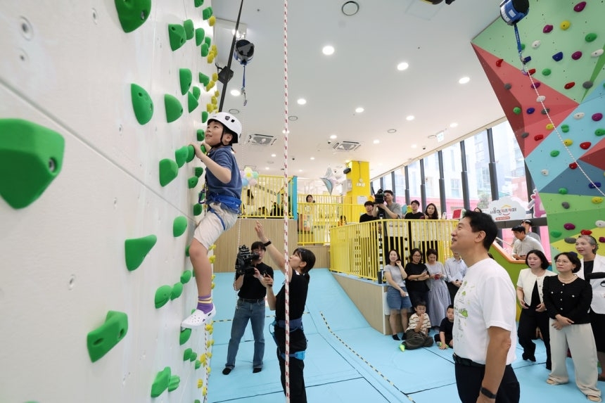 Seoul Mayor Oh Se-hoon tours the newly opened Seoul Family Plaza location of the Seoul-type Kids Cafe program on Tuesday. The facility specializes in climbing activities. [Seoul Metropolitan Government]