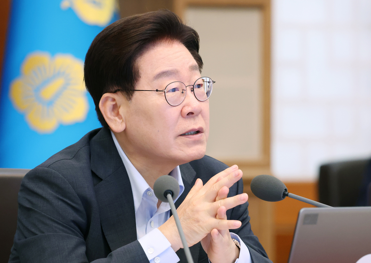 이재명 대통령이 4일 청와대에서 열린 국무회의에서 발언하고 있다.  [뉴시스]