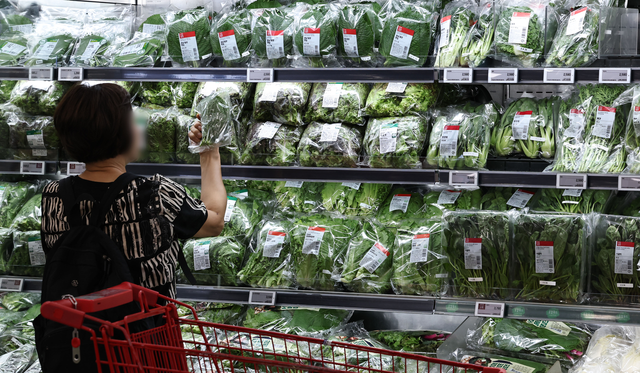 A shopper shops at a supermarket in Seoul on Wednesday. (Yonhap)
