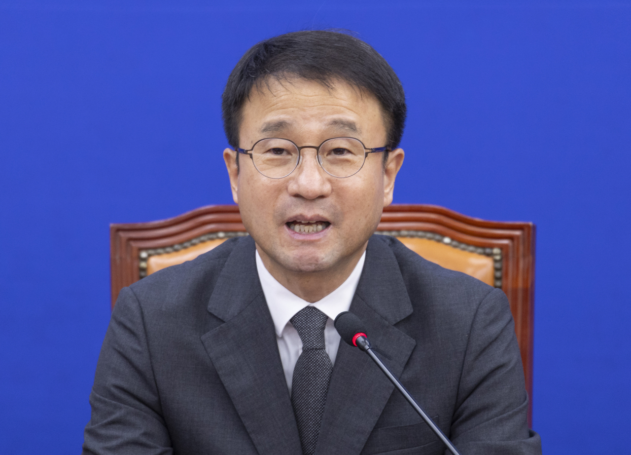 한병도 더불어민주당 한병도 대표 직무대행 겸 원내대표가 4일 국회에서 열린 원내대책회의에서 정부가 발표한 ‘2026 세제개편안’에 대해 발언하고 있다. [연합]