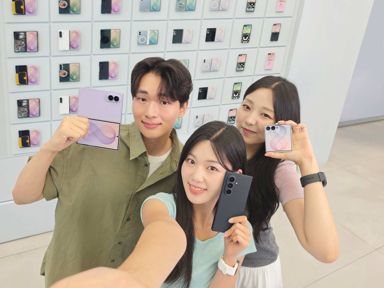 A Samsung Electronics model introduces the Galaxy Z Fold 8, Fold 8 Ultra and Flip 8, which set an all-time pre-order sales record for the Galaxy smartphone lineup. [Samsung Electronics]