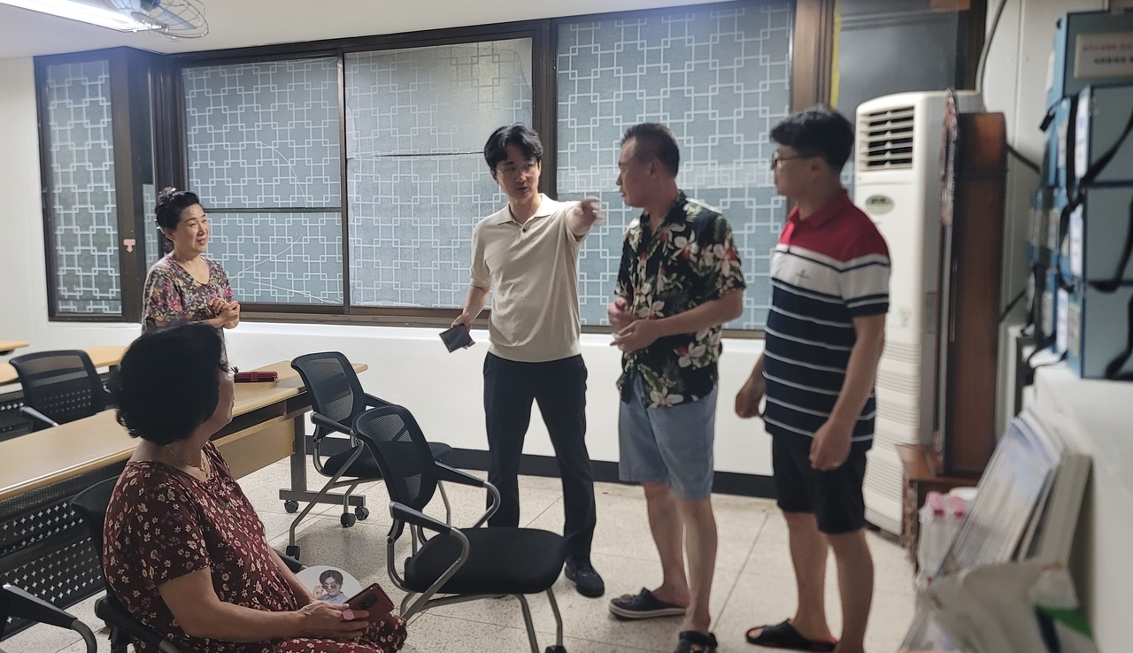 현장 대응에 나선 서준오 노원구청장(가운데)가 대응 방안을 논의하고 있다.