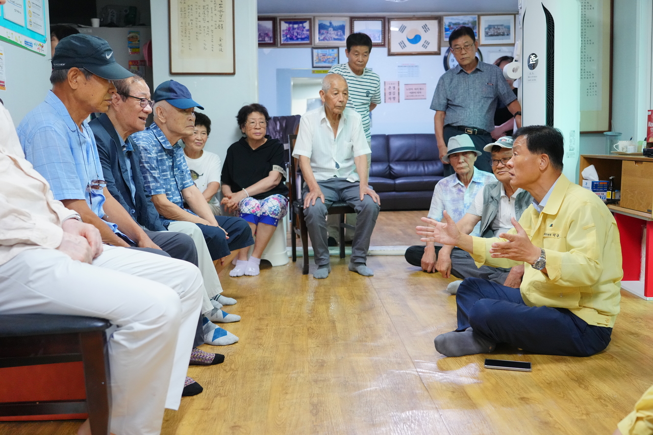 이승로 성북구청장이 경로당을 방문해 어르신들과 대화를 하고 있다.