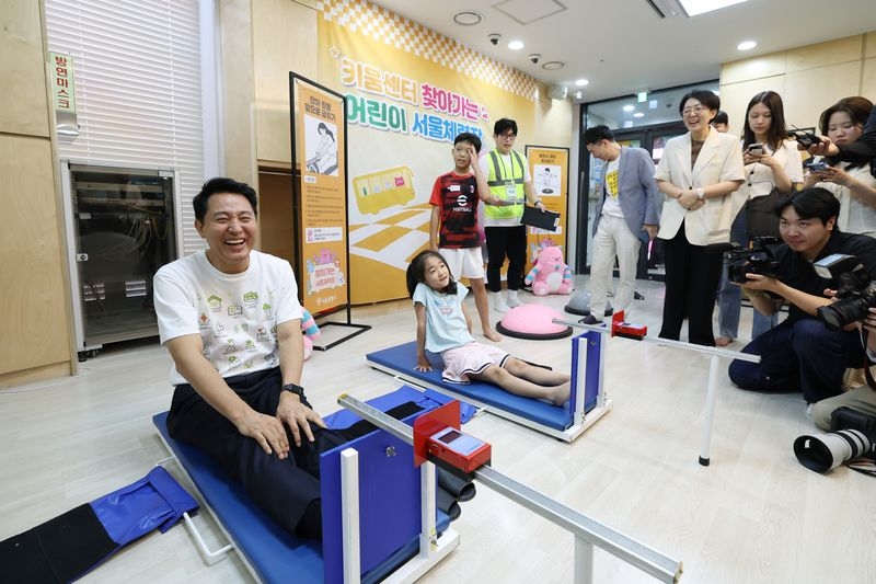 Seoul Mayor Oh Se-hoon smiles while taking part in a fitness assessment at the mobile children's fitness program at the Dongjak (No. 2) Woori Neighborhood Care Center on Tuesday. [Seoul Metropolitan Government]