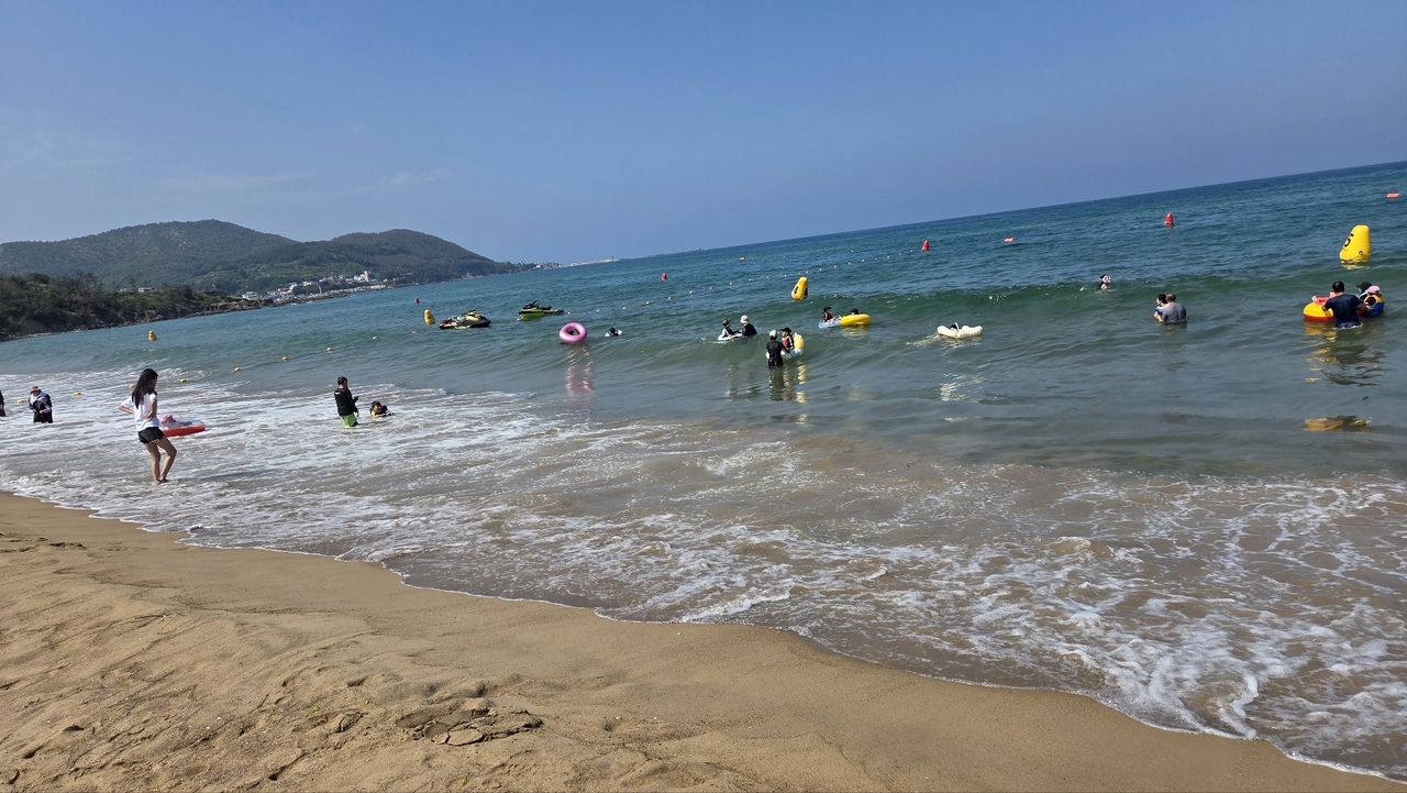 3일 오후 경북 칠포해수욕장을 찾은 피서객들이 물놀이를 즐기면 더위를 식히고 있다.[사진=김병진 기자]