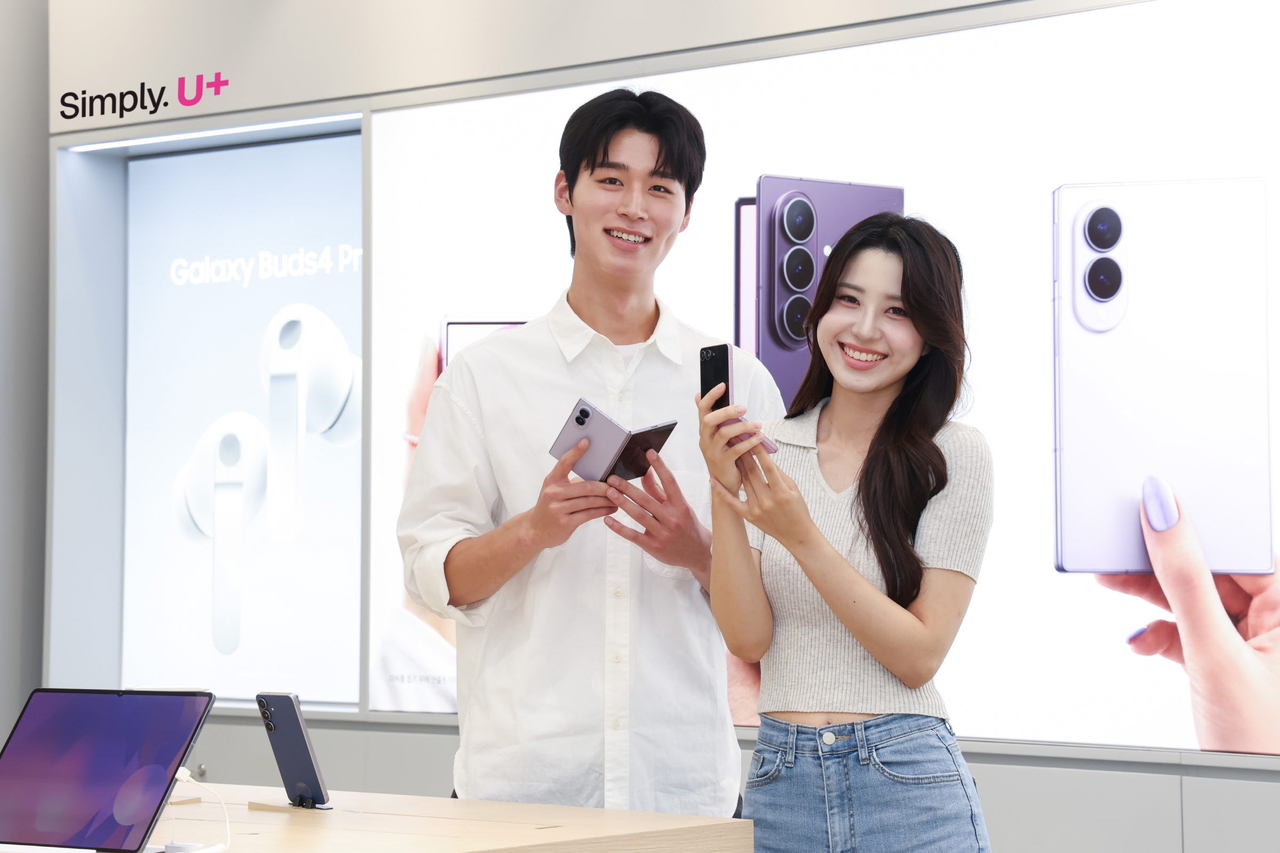 A model introduces the Galaxy Z Fold 8, Fold 8 Ultra and Flip 8 at an LG Uplus store. [LG Uplus]
