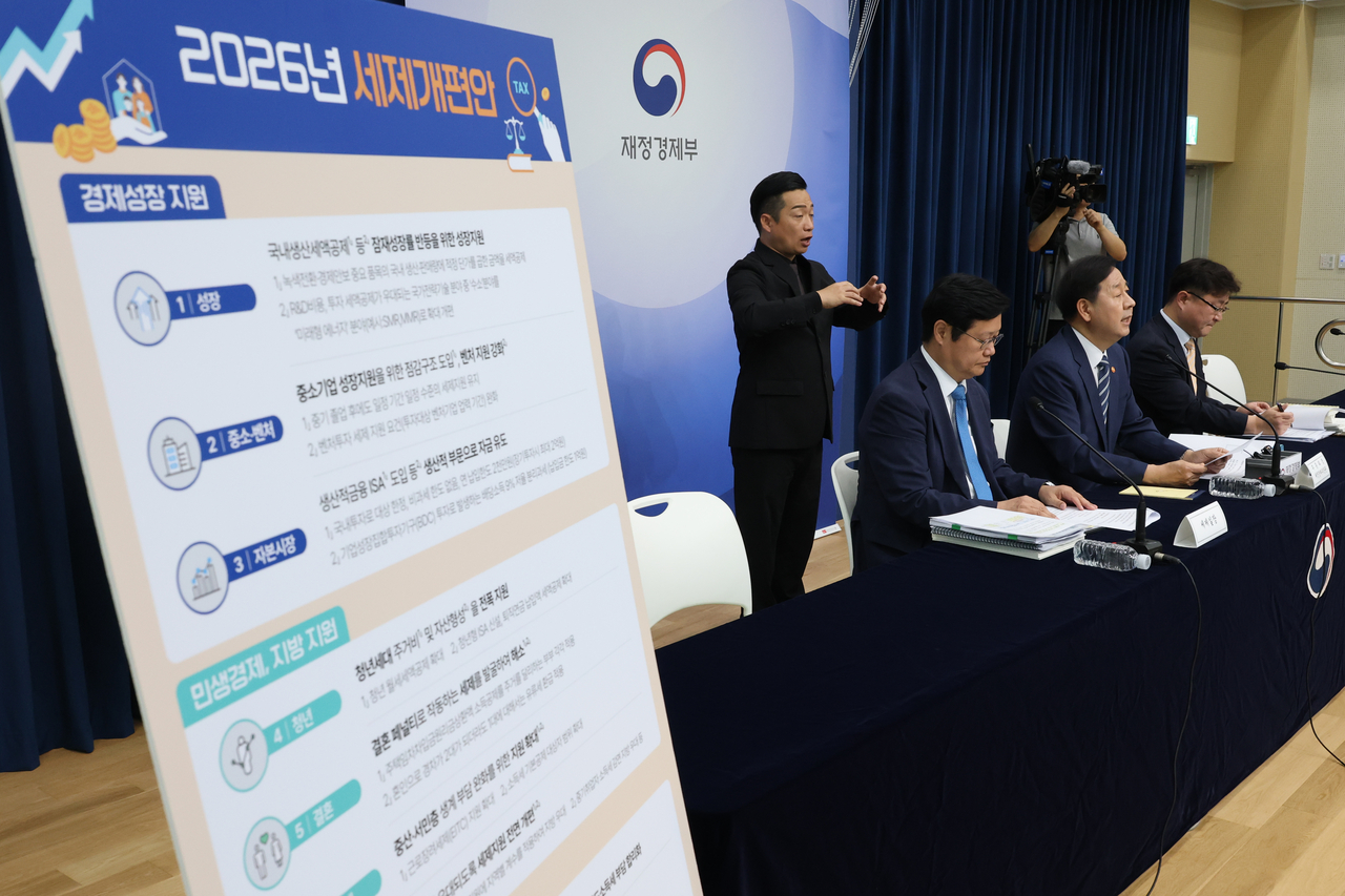 구윤철(왼쪽 두번째) 부총리 겸 재정경제부 장관이 지난달 30일 세종시 정부세종청사에서 2026년 세제 개편안에 대해 브리핑하고 있다. 왼쪽부터 조만희 재정경제부 세제실장, 구윤철 부총리, 김병철 재정경제부 조세총괄정책관.  [연합]