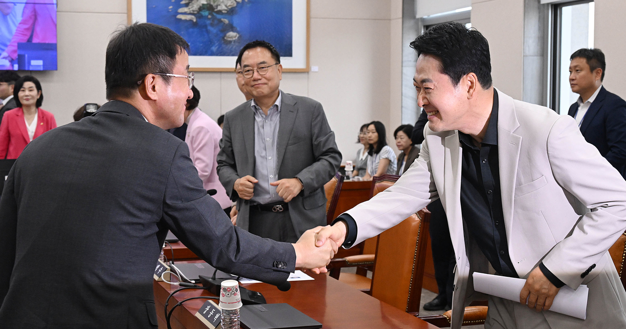 한병도 더불어민주당 대표 직무대행 겸 원내대표(왼쪽)와 장동혁 국민의힘 대표가 4일 오전 서울 여의도 국회에서 열린  교육위원회 전체회의에서 악수를 하고 있다.  이상섭 기자