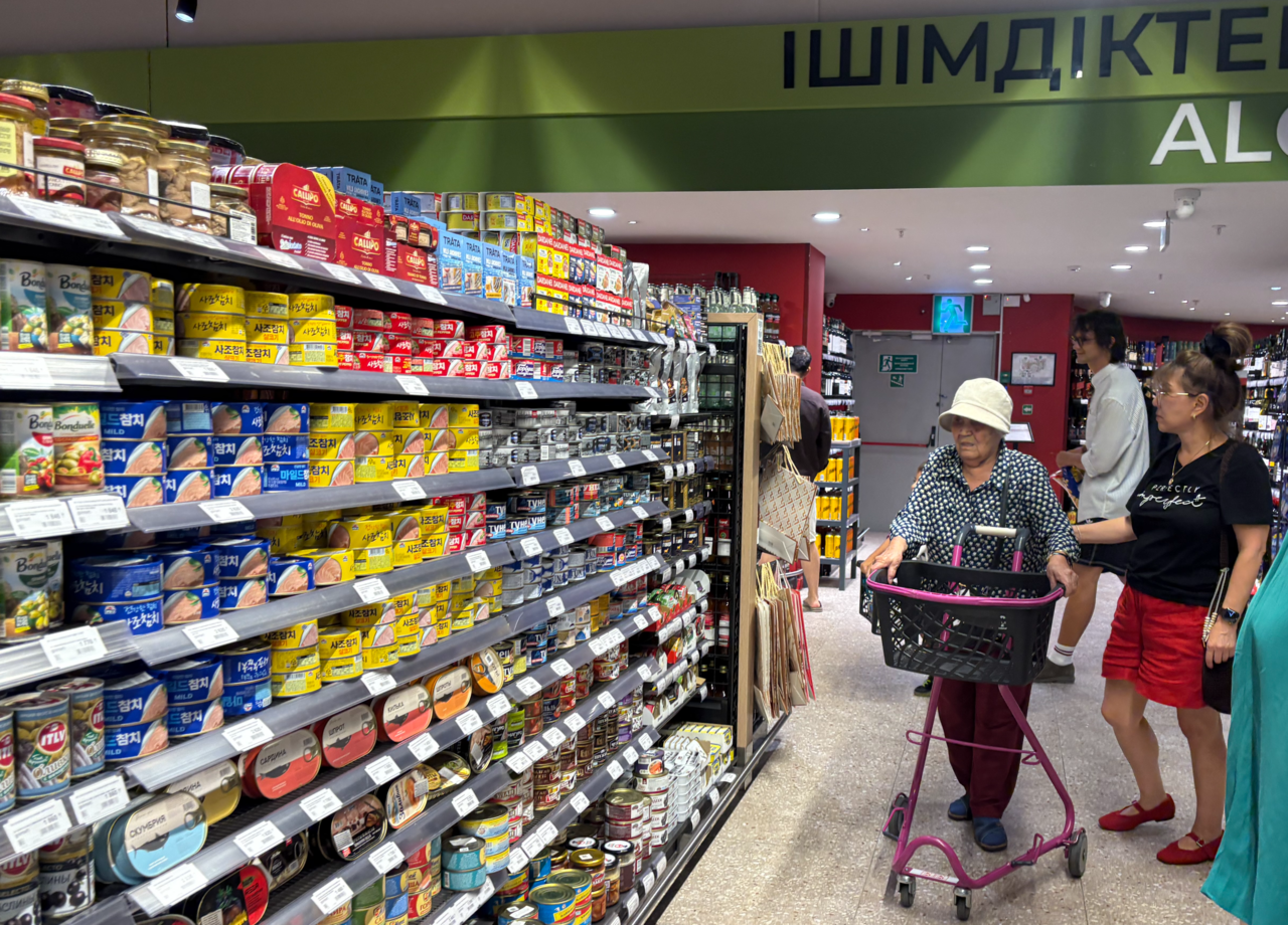 Shoppers browse Korean food products at a hypermarket in Kazakhstan. (Park Yeon-su)