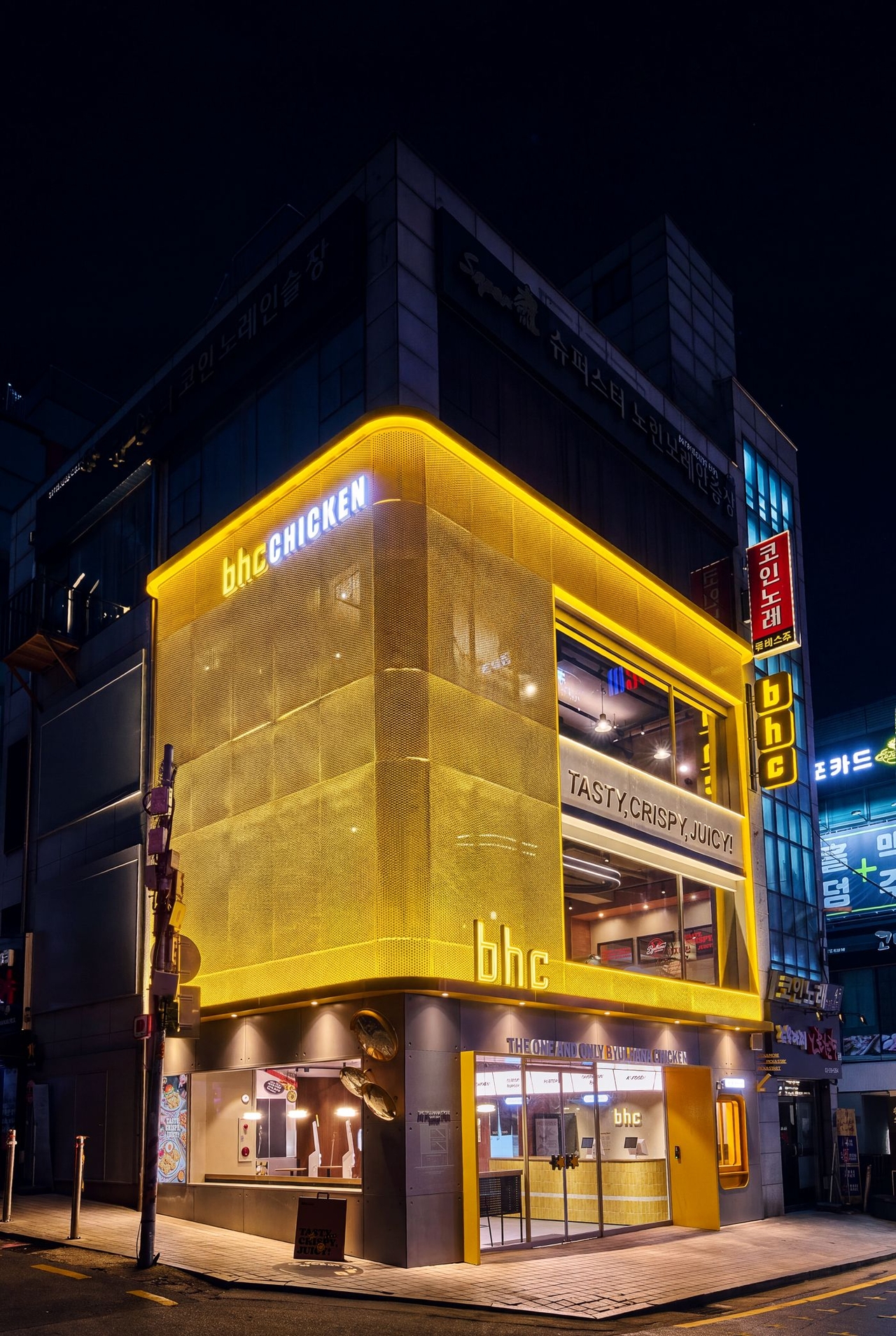 bhc 플래그십 스토어 강남역점 외관 [다이닝브랜즈그룹 제공]