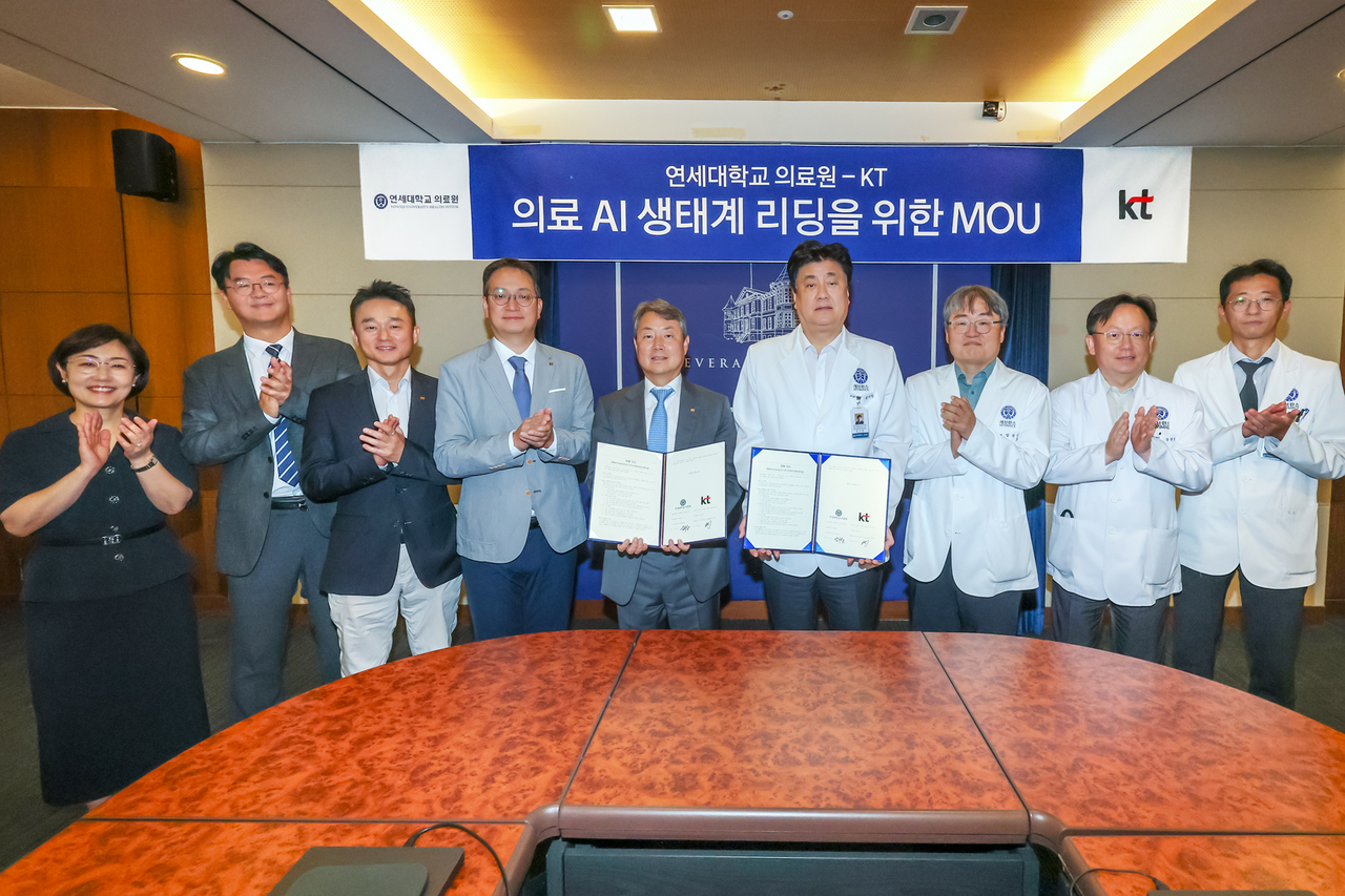 김봉균(왼쪽부터 5번째) KT 엔터프라이즈부문장과 금기창 연세의료원장을 비롯한 관계자들이 기념 사진을 촬영하는 모습 [KT 제공]