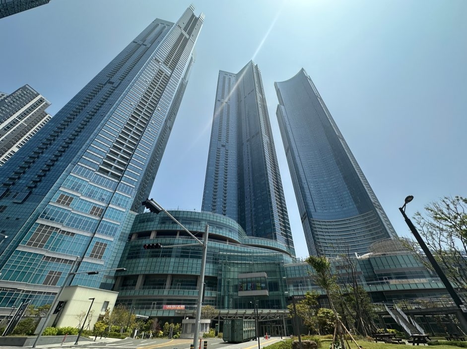 An exterior view of LCT, a mixed-use residential complex in Jungdong, Haeundae-gu, Busan. (Shin Hye-won)