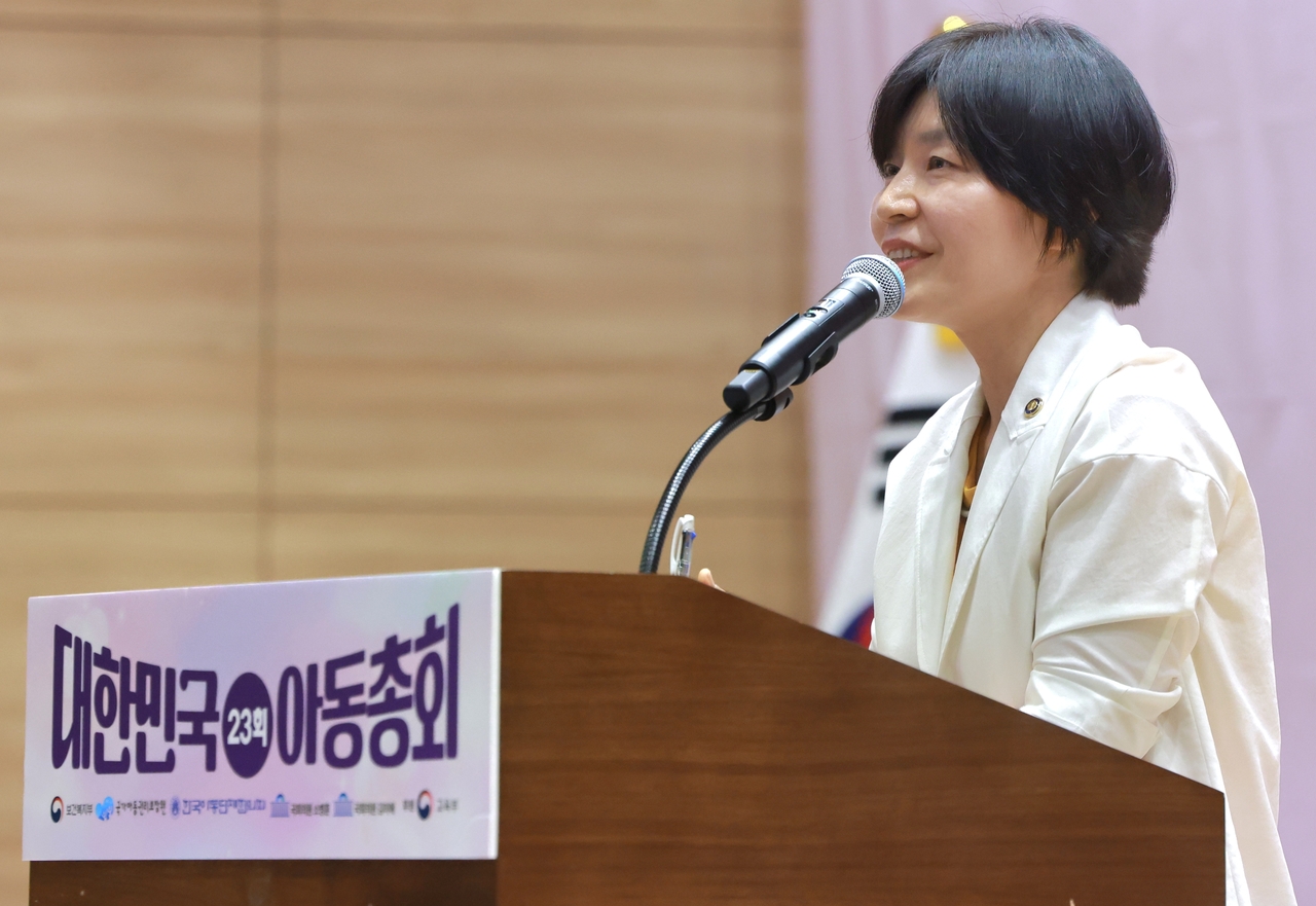 현수엽 보건복지부 제1차관이 4일 서울 영등포구 국회의원회관 대회의실에서 열린 ‘2026년도 제23회 대한민국 아동총회’에서 기념사를 하고 있다. [보건복지부 제공]