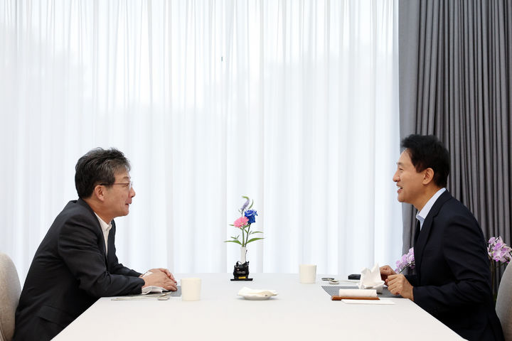 Seoul Mayor Oh Se-hoon and former People Power Party lawmaker Yoo Seung-min hold a dinner meeting at the Seoul mayor's official residence in Yongsan-gu on Monday. [Seoul Metropolitan Government]