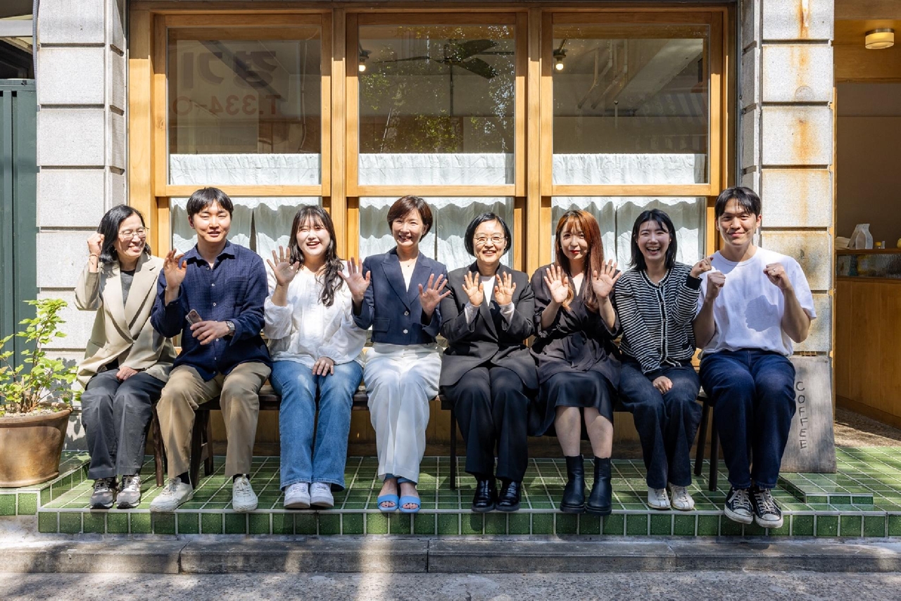 중소벤처기업부가 소상공인 기본사회보장 체계 강화를 추진한다. 사진은 한성숙(오른쪽 네번째) 국무총리가 중소벤처기업부 장관이던 지난 5월 ‘여성·청년 소상공인 출산·육아 관련 간담회’ 이후 참석자들과 기념촬영하는 모습. [중기부 제공]
