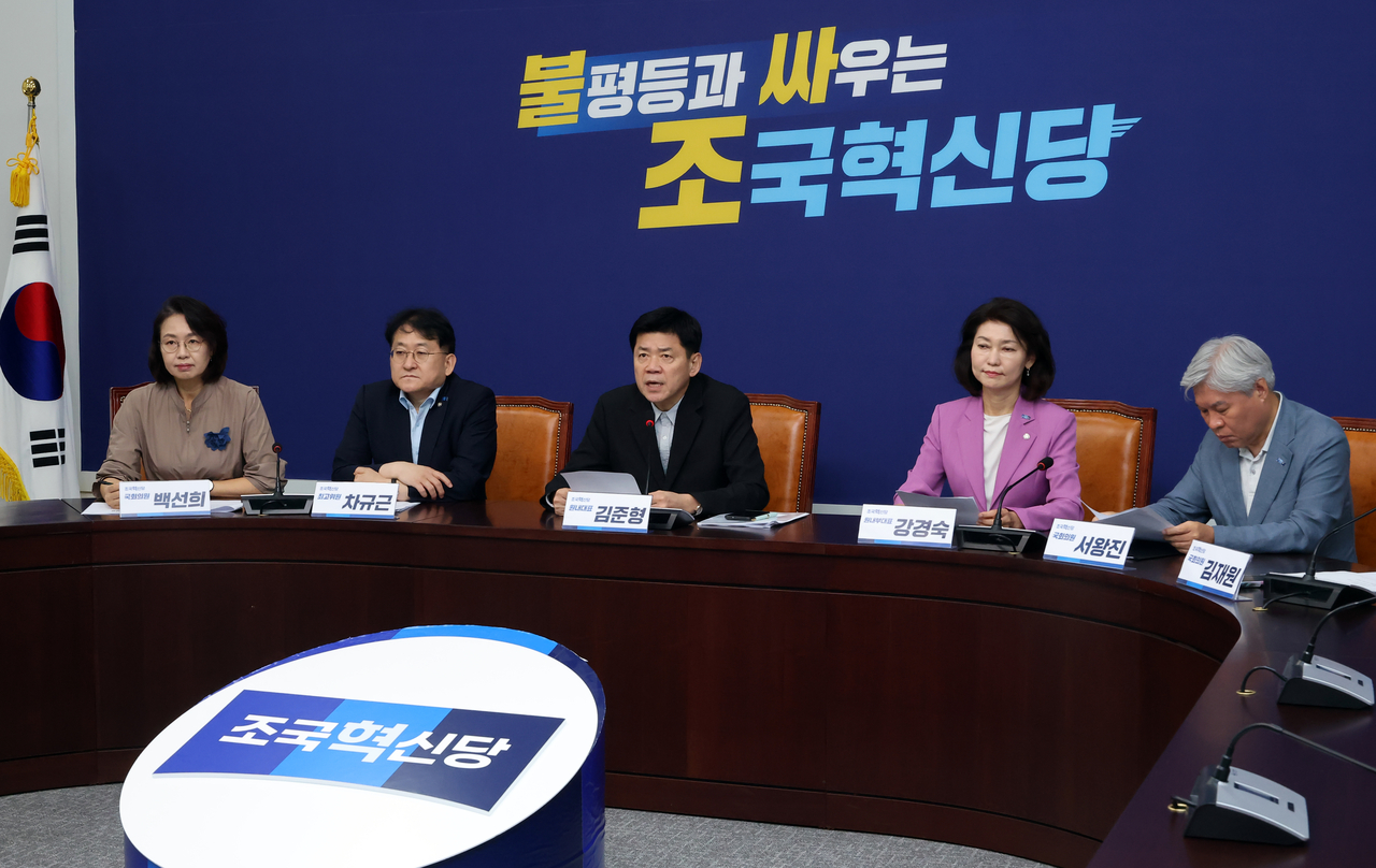 Kim Jun-hyeong (center), floor leader of the Rebuilding Korea Party, speaks at a party caucus at the National Assembly on Tuesday. [Yonhap]
