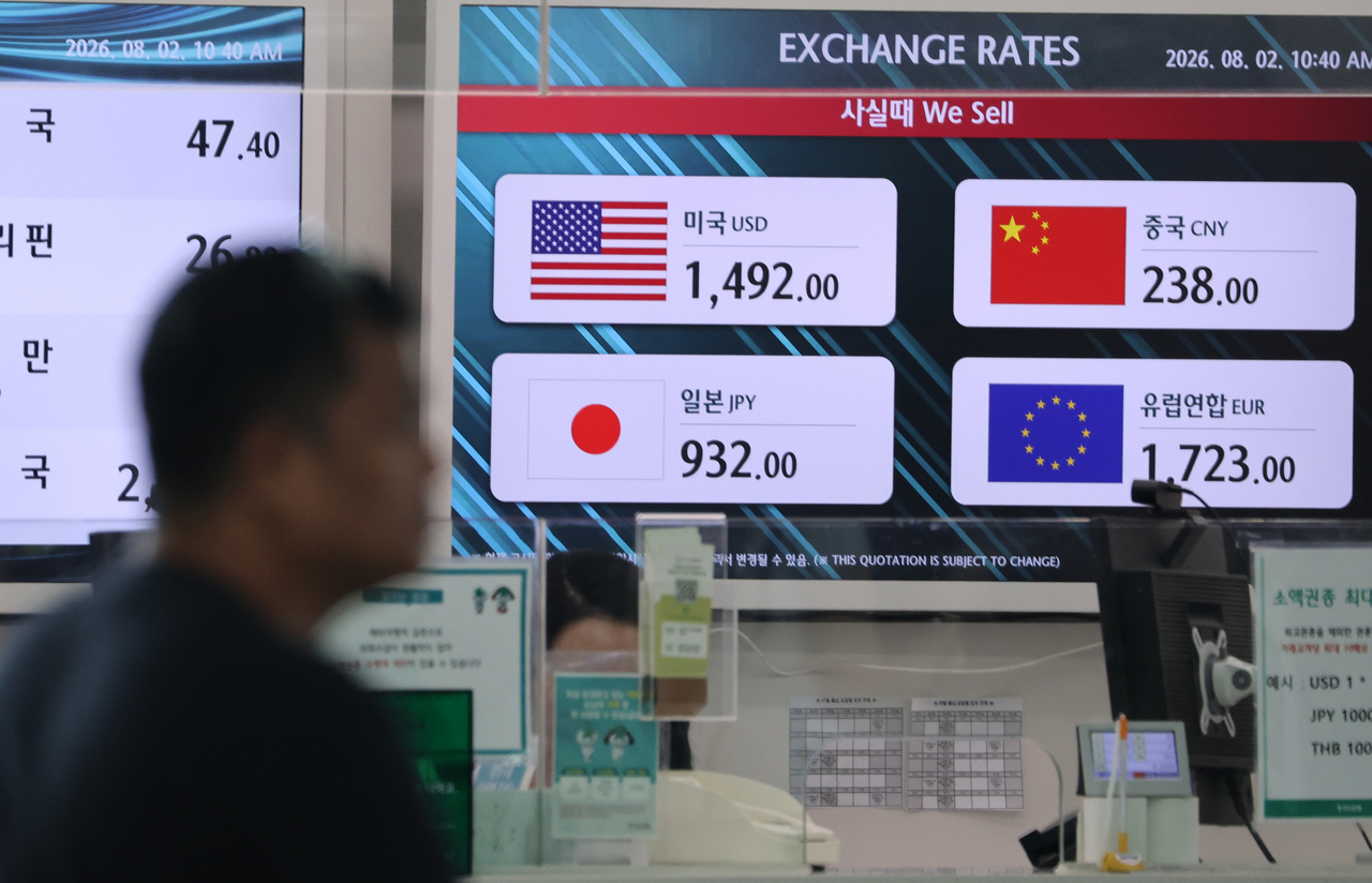 Exchange rates of major currencies are displayed on a screen at a currency exchange booth at Incheon Airport on Sunday. (Yonhap)