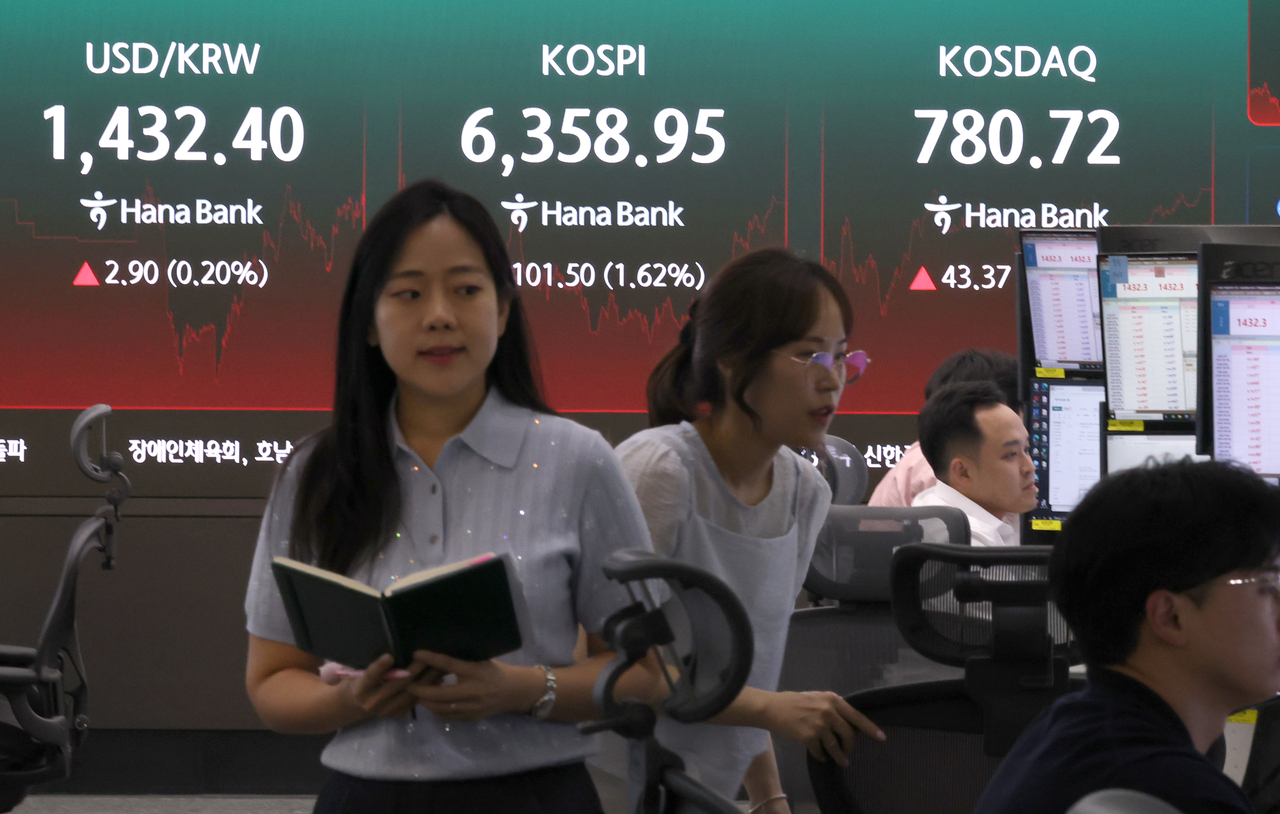 An electronic board showing the Korea Composite Stock Price Index at a dealing room of the Hana Bank headquarters in Seoul on Tuesday. (Yonhap)
