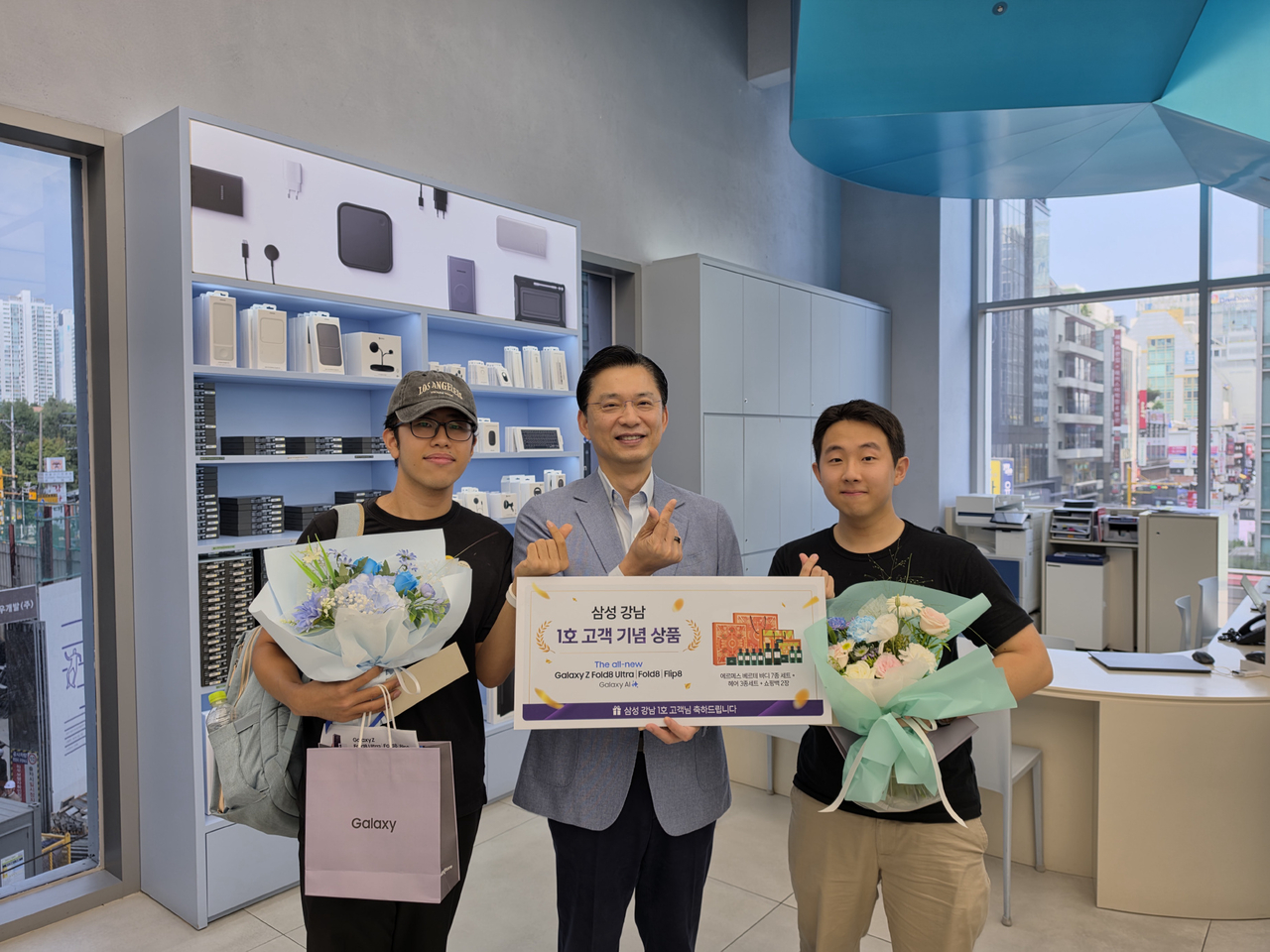 삼성전자가 ‘갤럭시 Z 폴드8 울트라·폴드8·플립8’ 국내 사전 판매에서 144만대를 기록하며 역대 갤럭시 스마트폰 사전 판매 신기록을 세운 가운데, 임성택(가운데) 삼성전자 한국총괄(부사장)이 1호 개통 고객과 함께했다.    [삼성전자 제공]