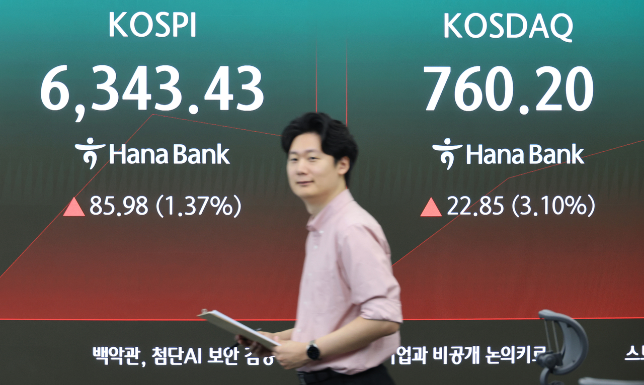 An electronic board showing the Korea Composite Stock Price Index at a dealing room of the Hana Bank headquarters in Seoul on Tuesday. (Yonhap)