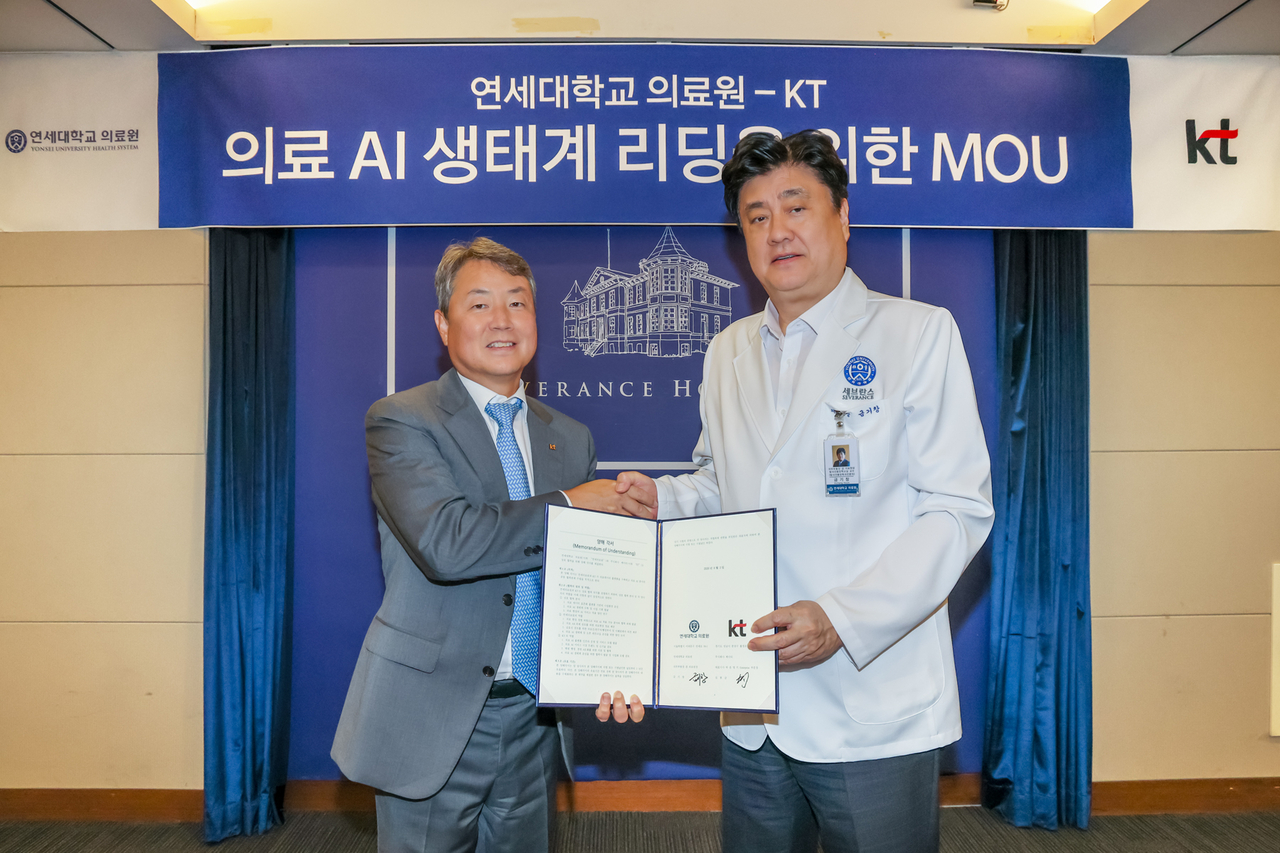 김봉균(왼쪽) KT 엔터프라이즈부문장과 금기창 연세의료원장이 의료 데이터 고도화를 위한 협약을 맺었다.  [KT 제공]