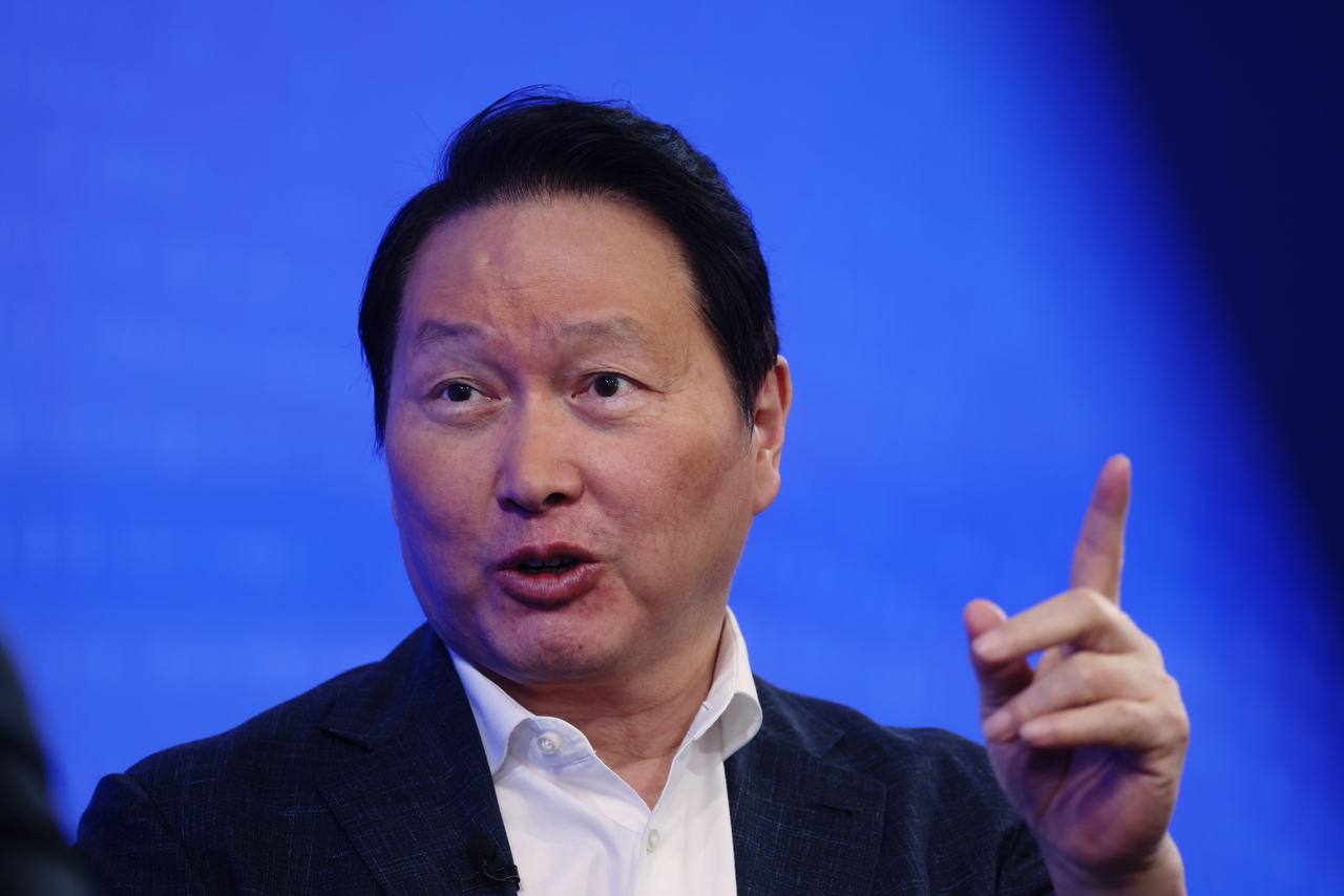 Chey Tae-won, chairman of SK Group, gestures at the Nasdaq MarketSite in New York on July 10. (Bloomberg)