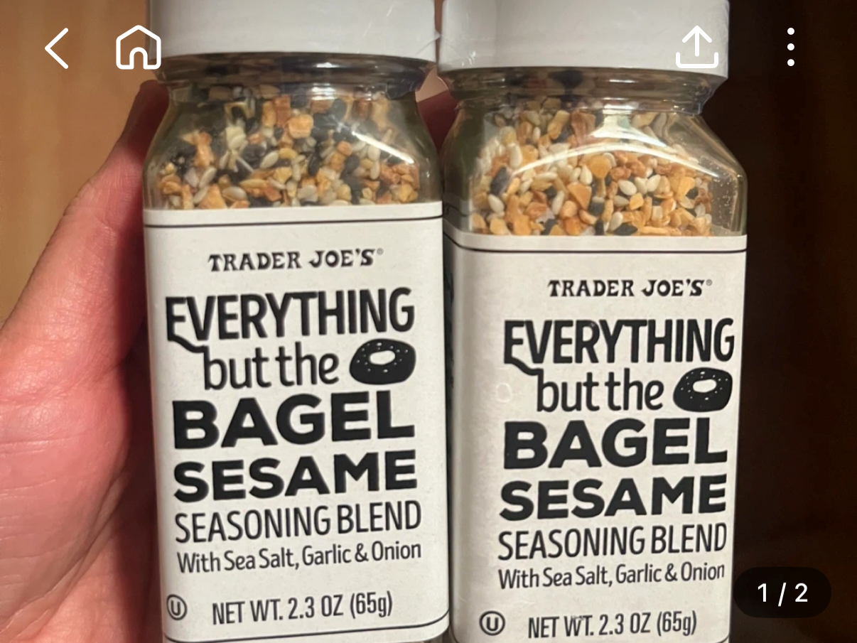 트레이더 조(Trader Joe‘s)의 ‘에브리싱 벗 더 베이글 세서미’. 해당 조미료는 마약류가 검출돼 국내에선 반입 및 유통이 금지된 제품이지만 최근까지도 당근마켓에서 거래 완료 게시글이 올라왔다. 경찰은 거래상황을 포착한 후 거래를 차단했다.[서울 마포경찰서 제공]