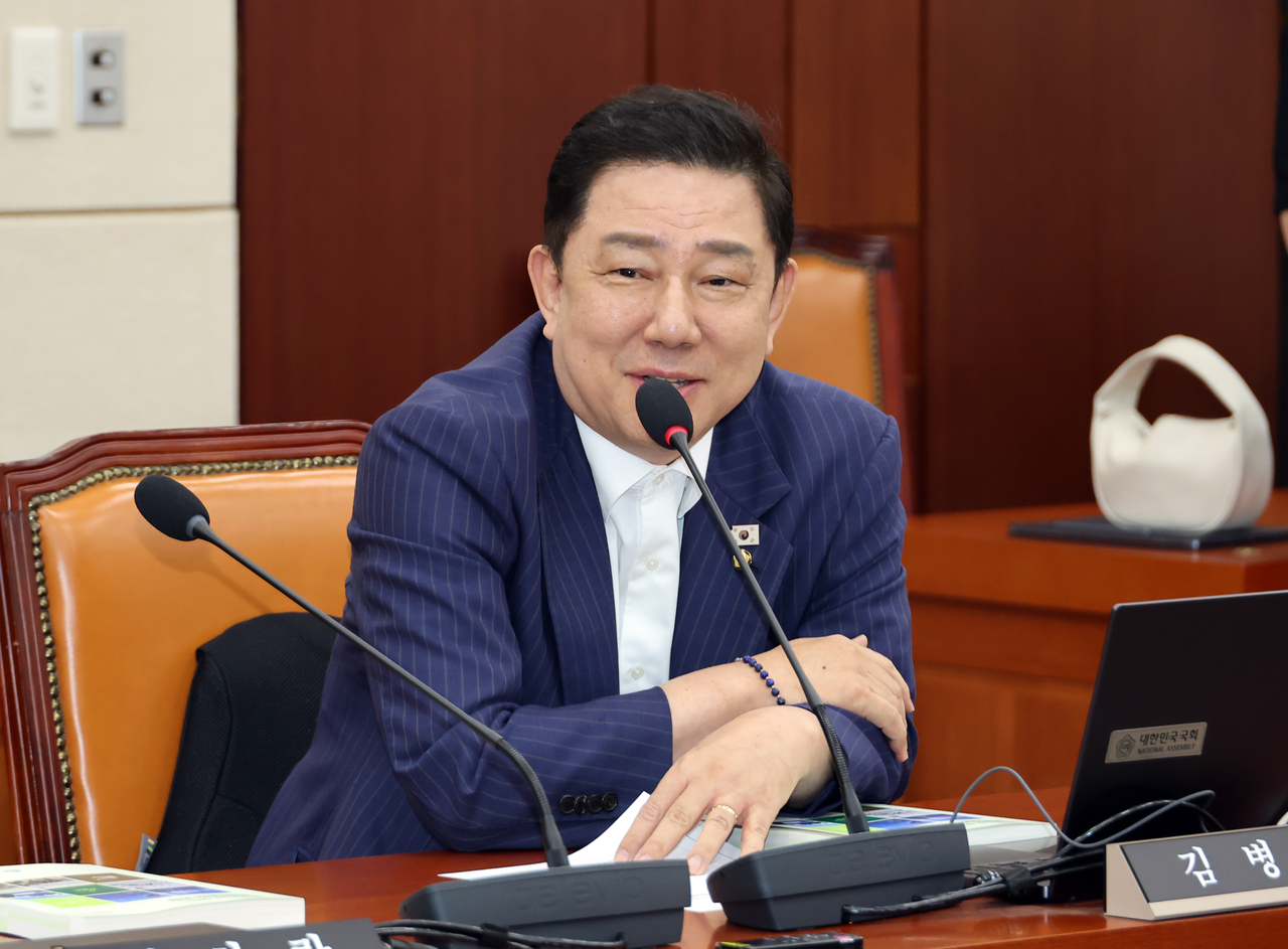 Rep. Kim Byung-kee, an independent lawmaker and former floor leader of the Democratic Party of Korea, delivers remarks at the opening session of the National Defense Committee's second-half term at the National Assembly on July 6. [Yonhap]