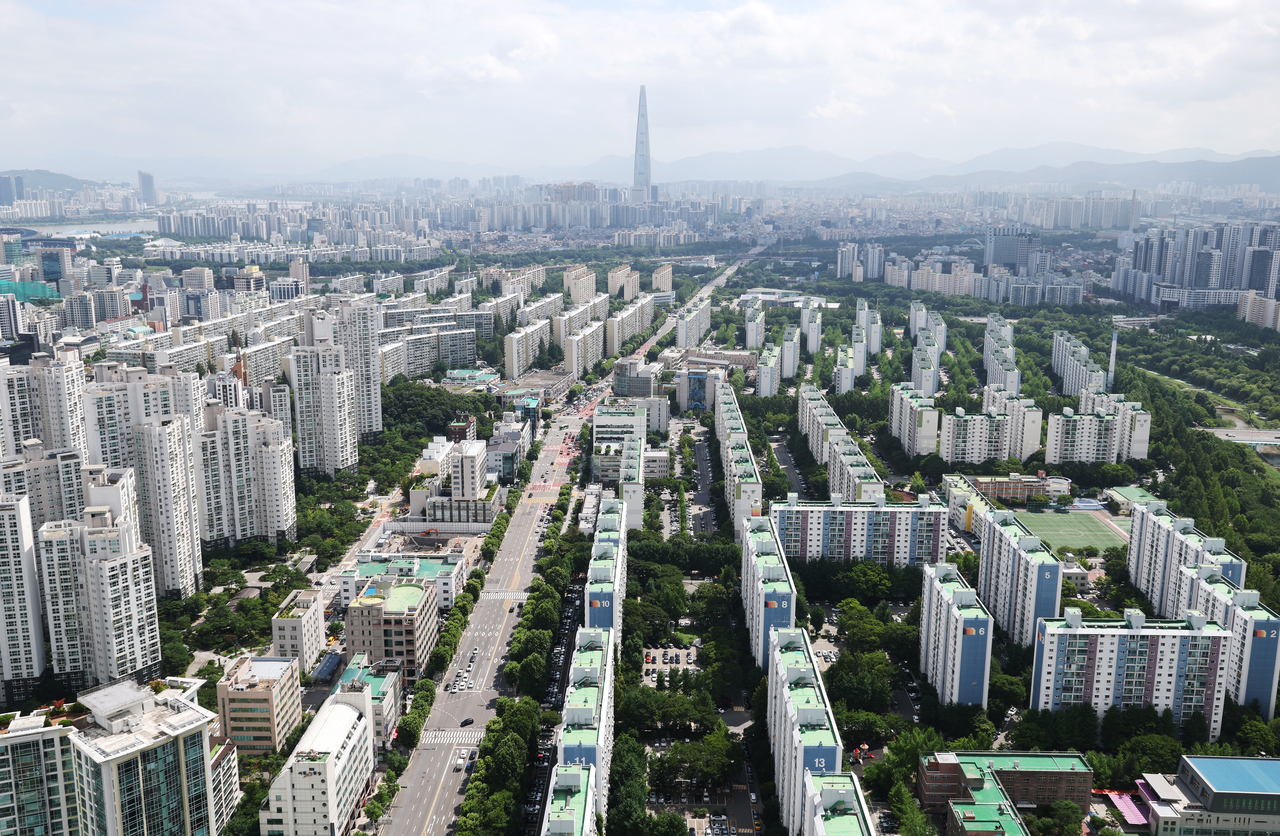 재건축을 앞두고 있는 아파트 단지를 포함한 강남 일대 전경. [연합]