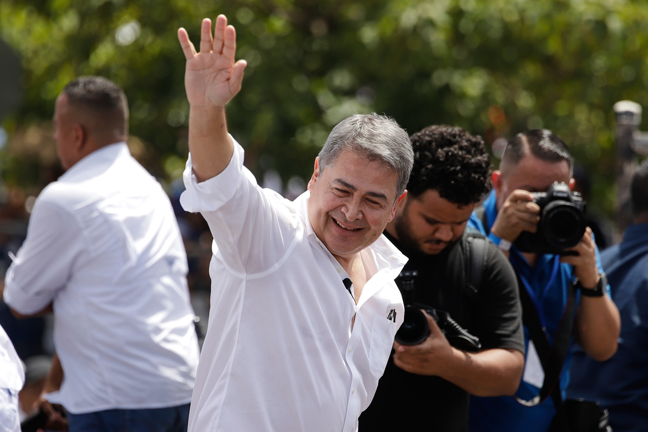 Former Honduran President Juan Orlando Hernandez waves after his arrival to Toncontin airport in Tagucigalpa, Honduras, July 26. (AP-Yonhap)