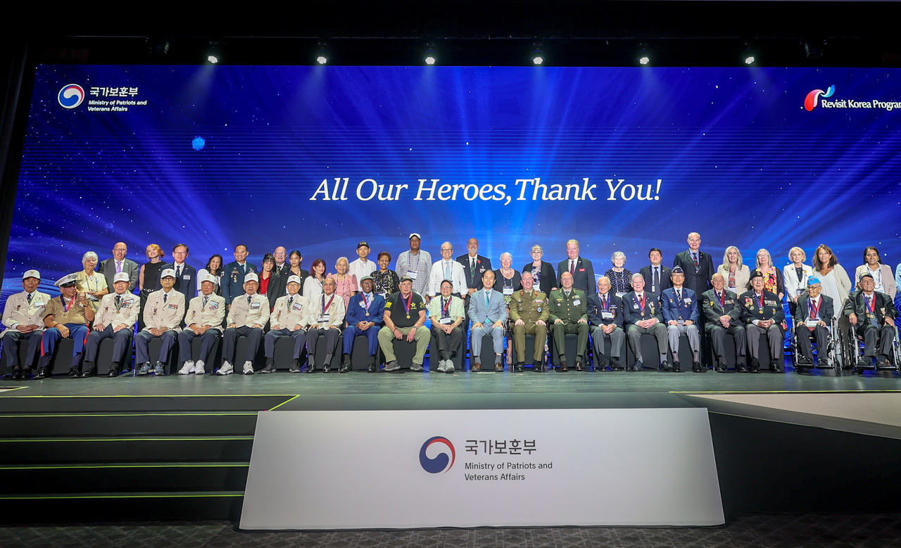 Patriots and Veterans Affairs Minister Kwon Oh-eul poses for a group photo with dignitaries and Korean War veterans from UN sending states during an appreciation dinner at the Grand Hyatt Seoul on July 27. (Ministry of Patriots and Veterans Affairs)