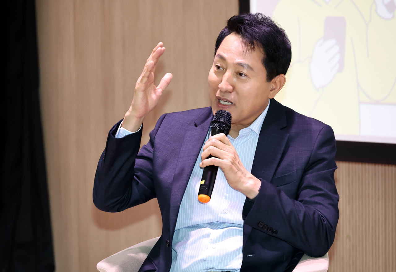 Seoul Mayor Oh Se-hoon answers questions from announcer Han Seok-jun at a Seoul Learn communication lecture held at the Seoul 50 Plus Eastern Campus in Gwangjin-gu, Seoul, on Thursday.