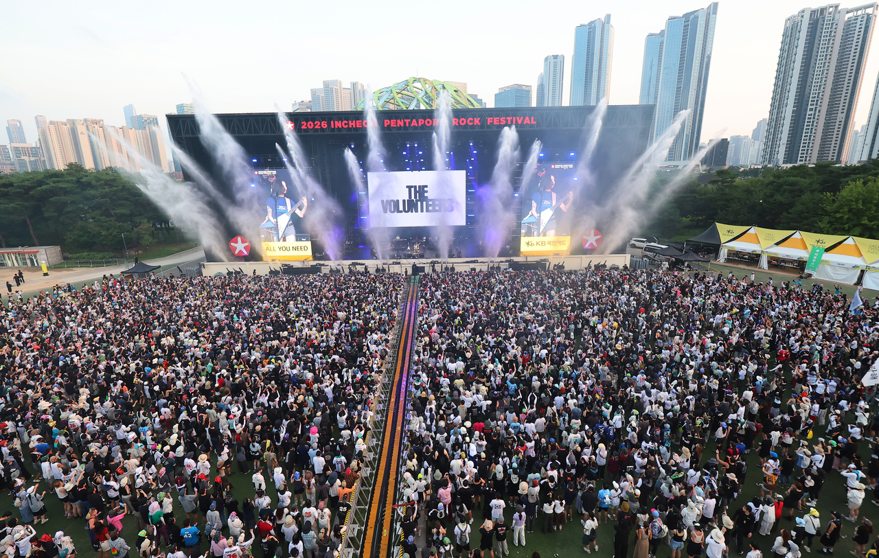Festivalgoers enjoy a performance at the 2026 Incheon Pentaport Rock Festival, held at Songdo Moonlight Festival Park in Yeonsu-gu, Incheon, on Friday. [Yonhap]