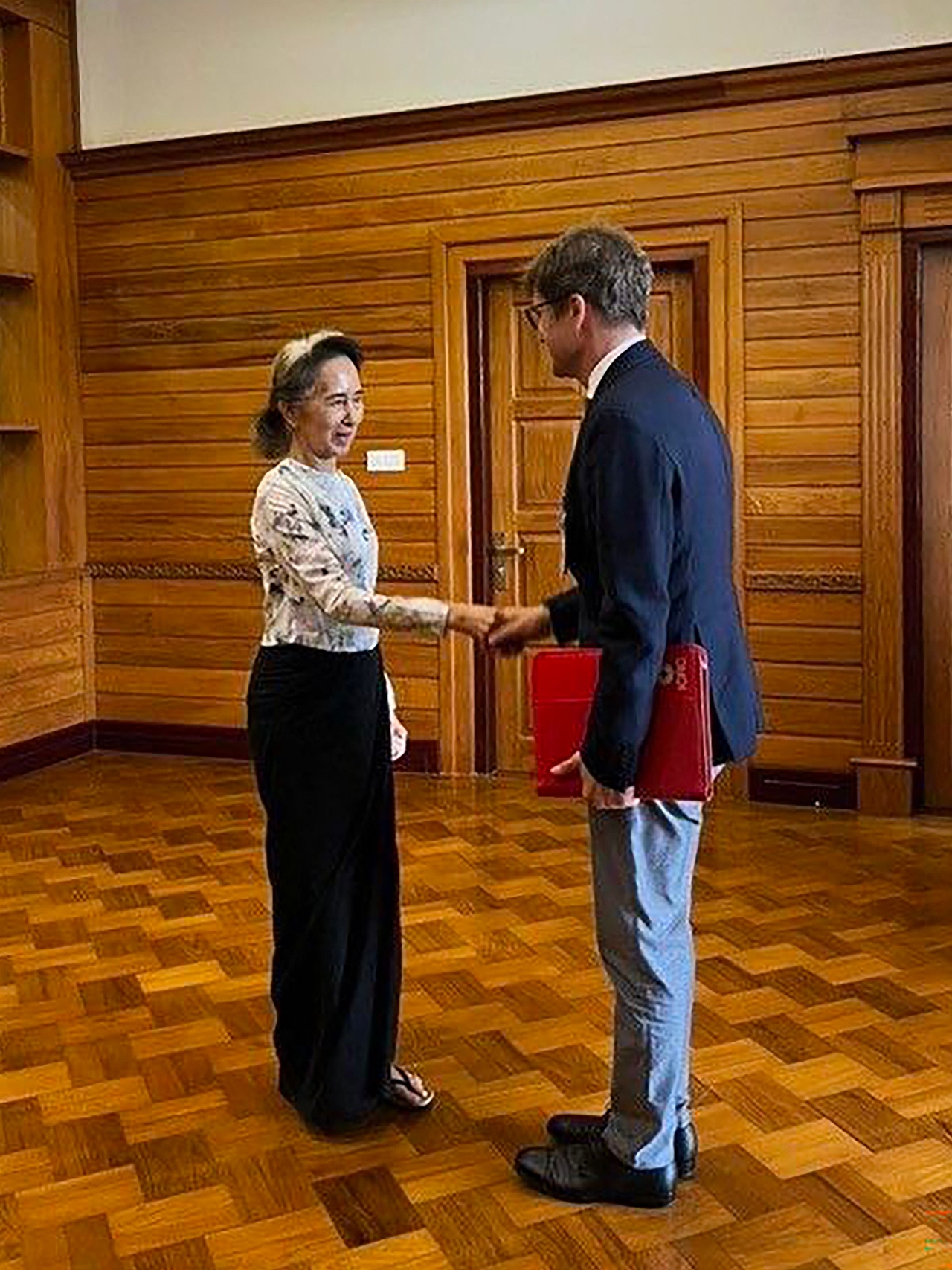 Myanmar's detained former civilian leader Aung San Suu Kyi (left) meets with Arnaude de Baecque, resident representative of the International Committee of the Red Cross to Myanmar, in Naypyidaw, Myanmar, Monday. (AFP-Yonhap)