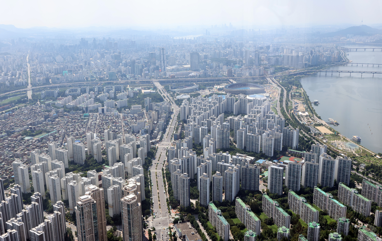 This photo shows a bird's eye view of apartment buildings in Songpa-gu, Seoul on Monday. (Yonhap)