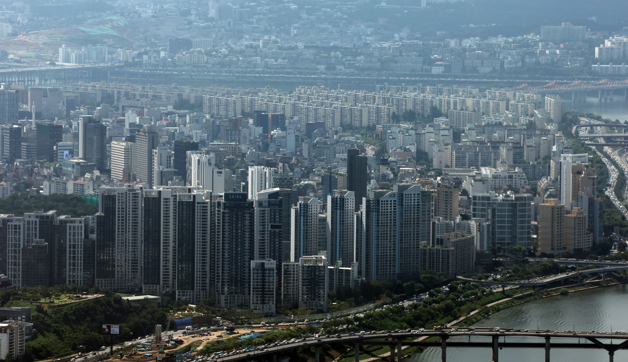 3일 서울 송파구 롯데월드타워에서 바라본 강남구 아파트 모습. [연합]