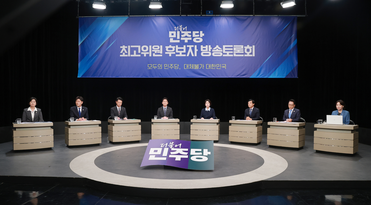 더불어민주당 최고위원 후보들이 3일 경기 부천시 OBS경인TV에서 열린 최고위원 후보자 방송 토론회에 참석해 있다. 왼쪽부터 임미애·김용·김영호·한민수·최민희·이성윤·박선원·서미화 후보. [연합]