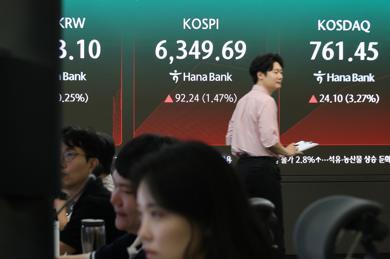 4일 서울 하나은행 본점 딜링룸에 코스피가 표시되고 있다. [연합]