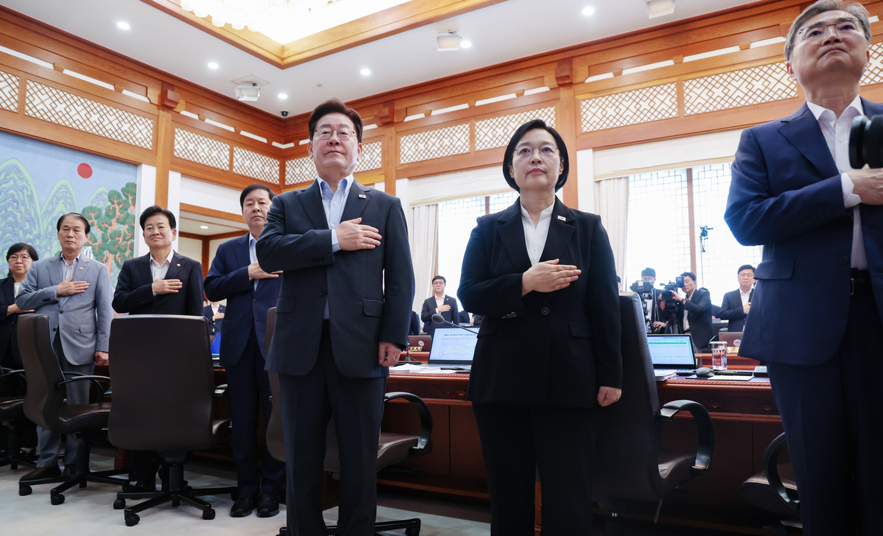 President Lee Jae Myung (third from right) at Cheong Wa Dae on Tuesday, when the Cabinet approved an enforcement decree on government-led private university restructuring. (Yonhap)