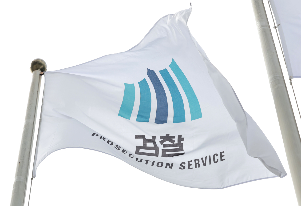 The flag for South Korea's prosecution waves at the Supreme Prosecutors' Office in Seoul on Tuesday. (Yonhap)