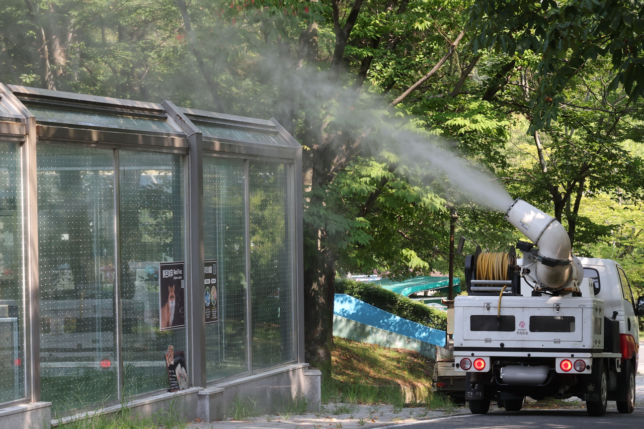 A water-spraying truck in operation at a zoo in Gwangju on Tuesday (Yonhap)