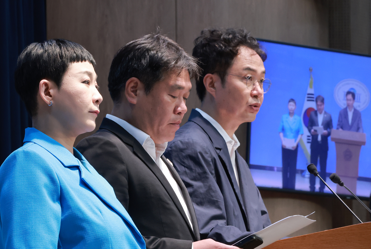국회 문화체육관광위원인 김재원 조국혁신당 의원이 4일 국회 소통관에서 민생경제연구소, 검사를 검사하는 변호사 모임 회원들과 ‘지자체 프로축구단의 칸쿤 휴양 출장’ 의혹과 관련해 고발 기자회견을 하고 있다. [연합]